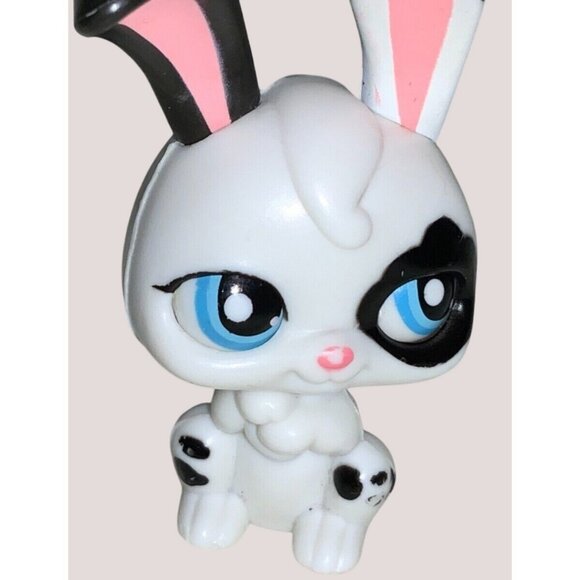 Littlest Pet Shop LPS Black & White Bunny Rabbit MOVING Blue Eyes (2006) magnet - Picture 2 of 8